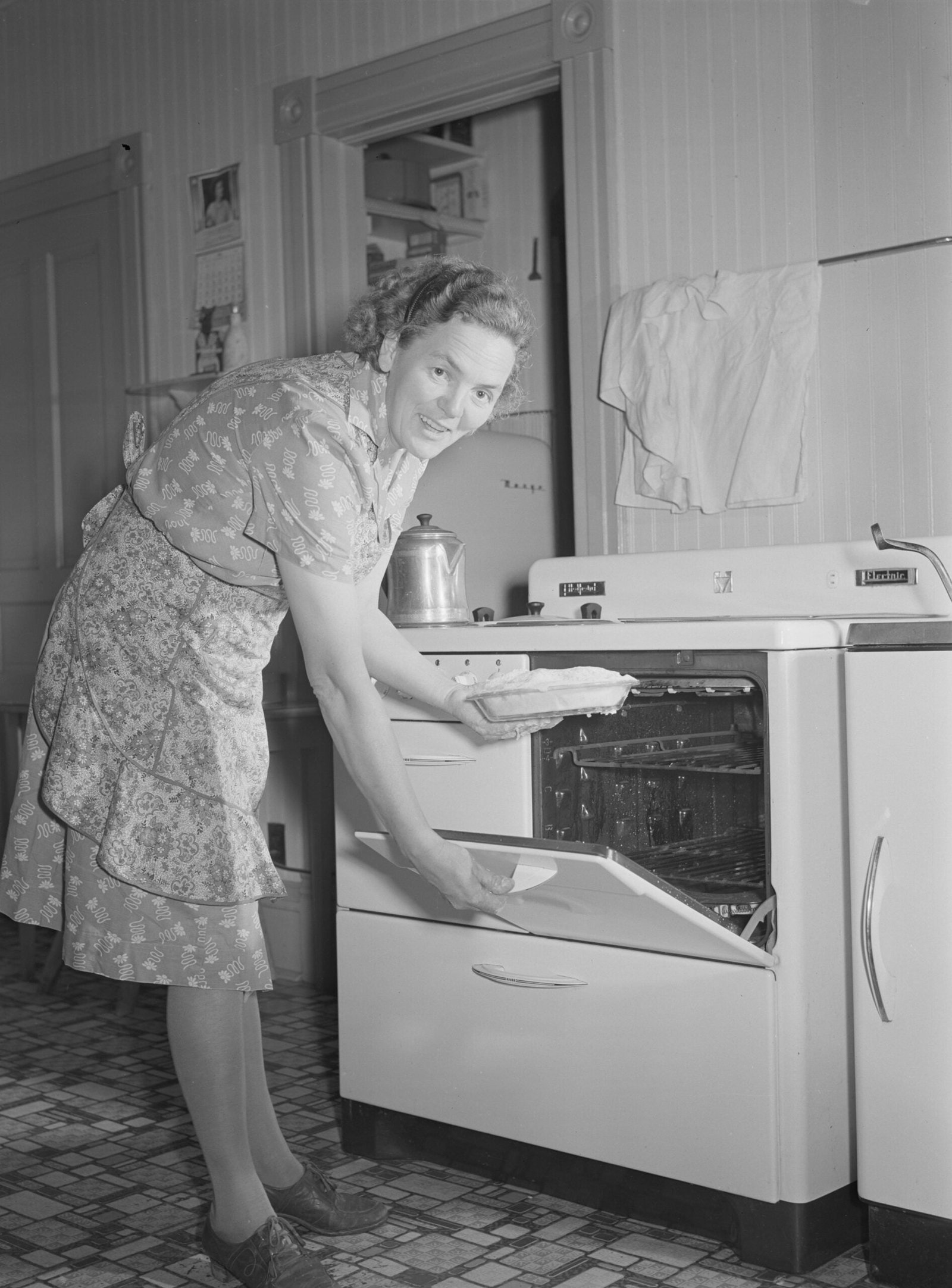 Mrs. Saugstad about to bake a pie in her electric oven